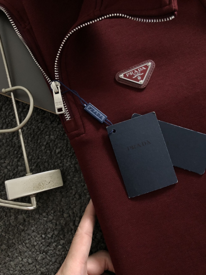 プラダ「Prada」プラダ リサイクルダブルジャージー ジップアップスウェットシャツ / プルオーバー