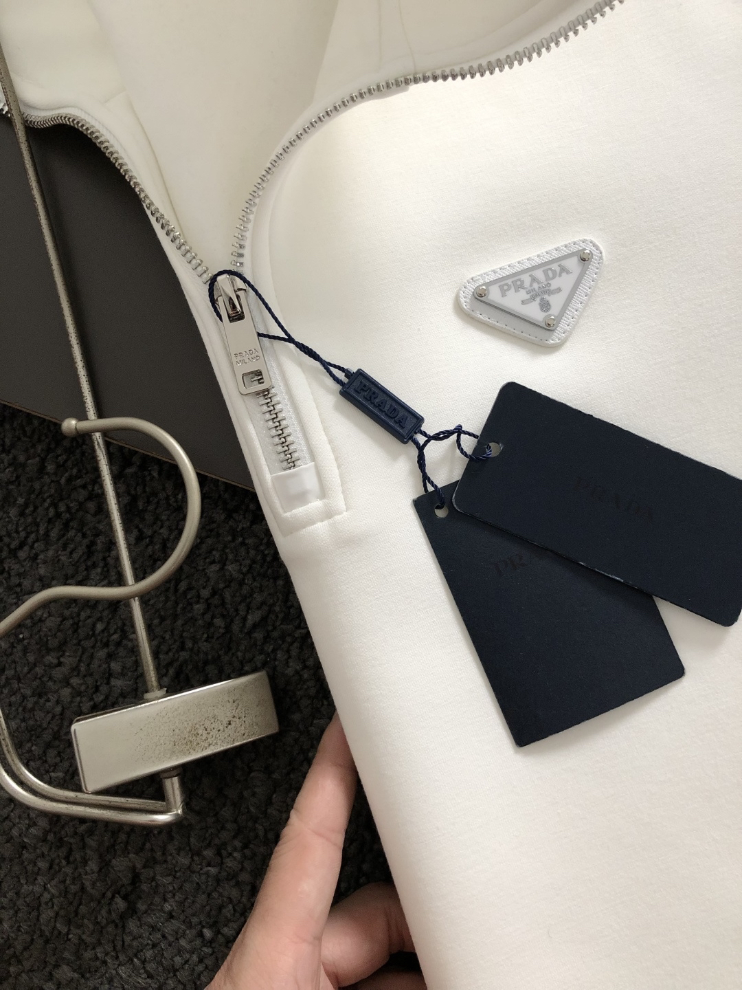 プラダ「Prada」プラダ リサイクルダブルジャージー ジップアップスウェットシャツ / プルオーバー