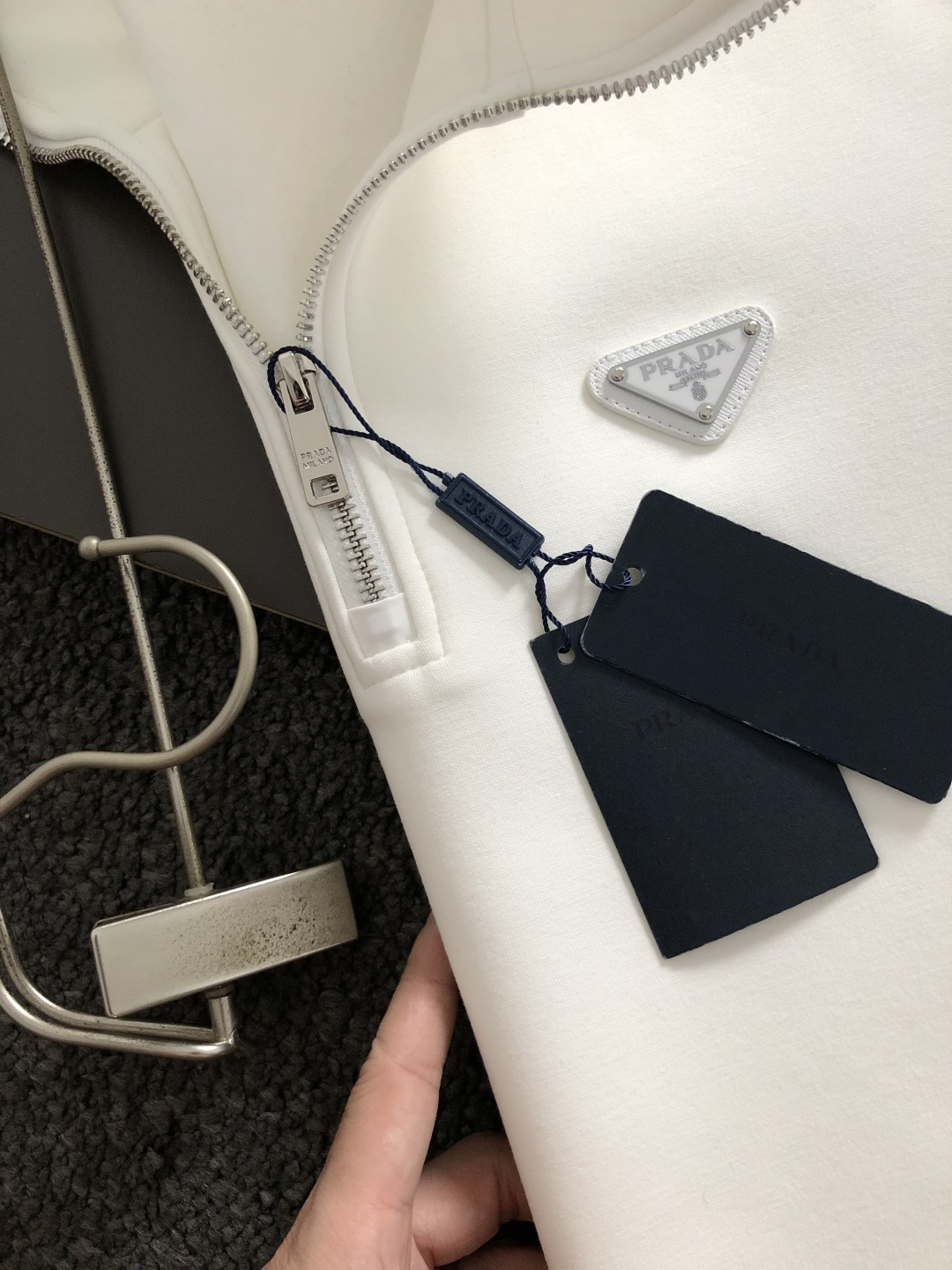 プラダ「Prada」プラダ リサイクルダブルジャージー ジップアップスウェットシャツ / プルオーバー