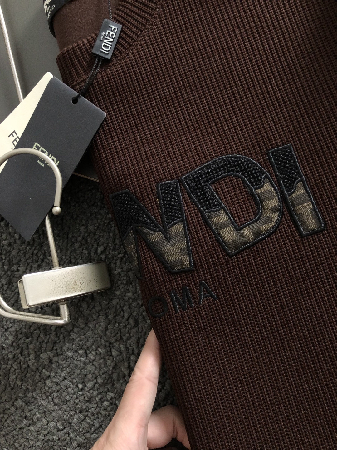 フェンディ「Fendi」フェンディ ロゴパッチ ジップアップスウェットシャツ / プルオーバー