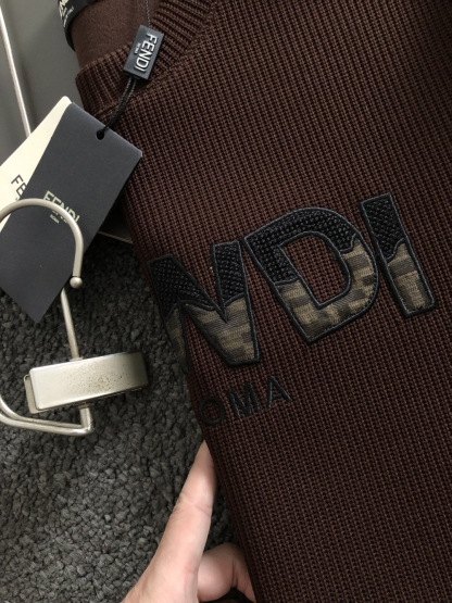 フェンディ「Fendi」フェンディ ロゴパッチ ジップアップスウェットシャツ / プルオーバー