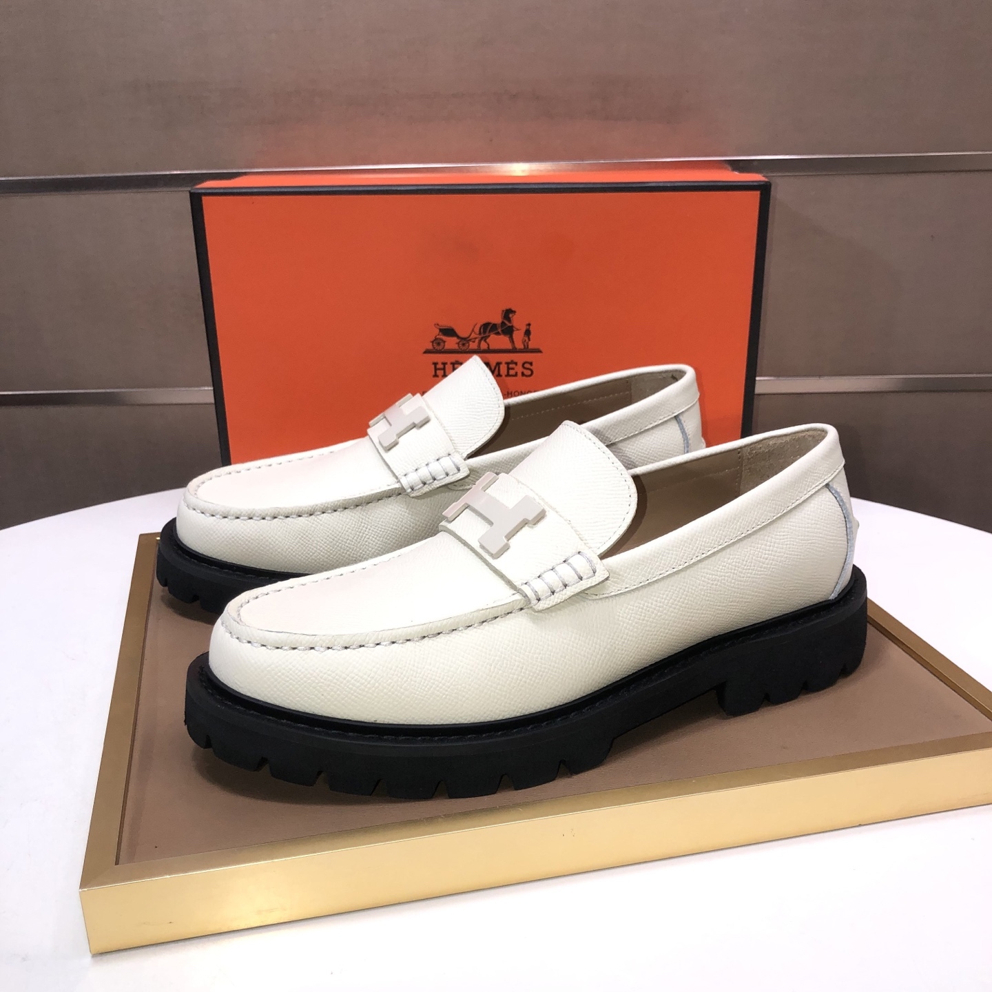 エルメス［Hermès］おしゃれなペアスニーカー