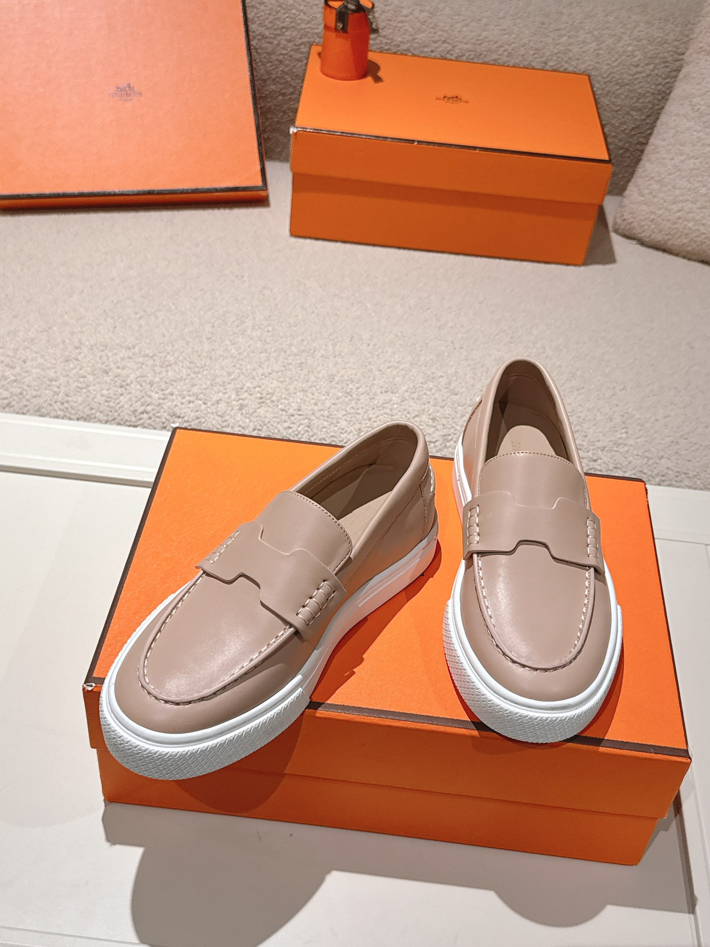 エルメス［Hermès］おしゃれなペアスニーカー
