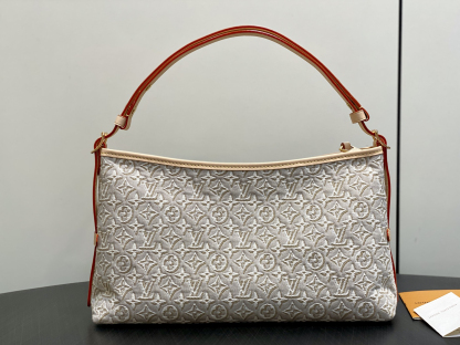 ルイ・ヴィトン「Louis Vuitton」ルイ・ヴィトン キャリーオール イーストウエスト モノグラム・アンブレーム / ショルダーバッグ