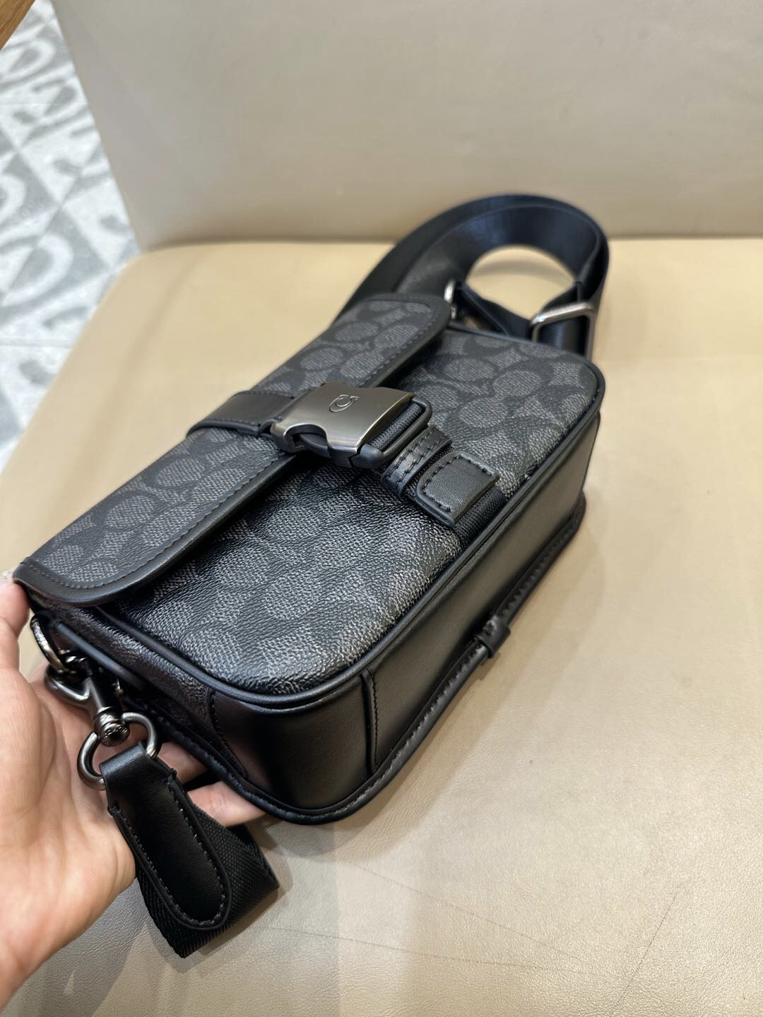 コーチ「Coach」メンズ クラシックシグネチャー LEAGUE  ショルダーバッグ