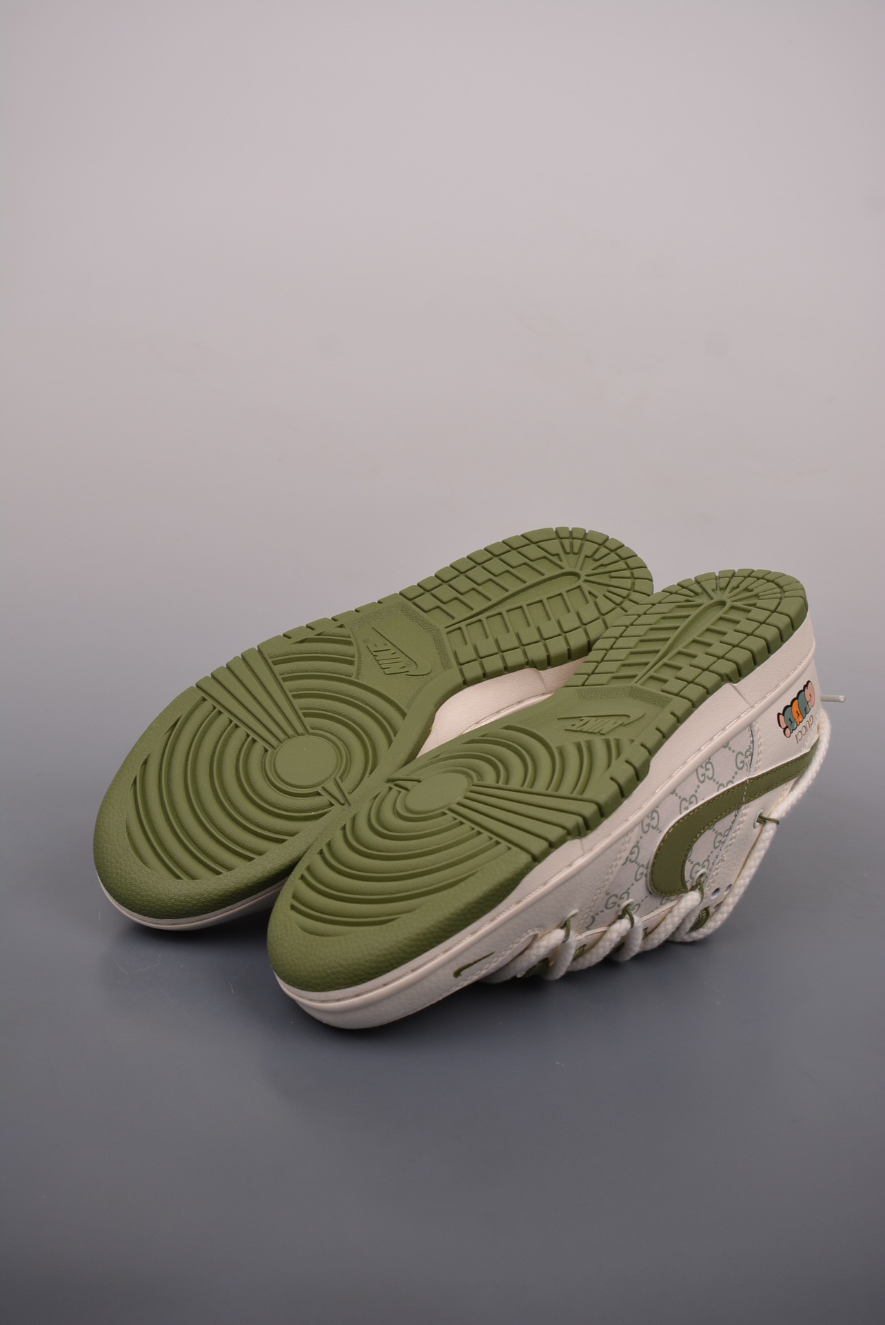 「コラボモデル」Gucci x Nike   SB Dunk Low デコンストラクション ドローストリングスニーカー