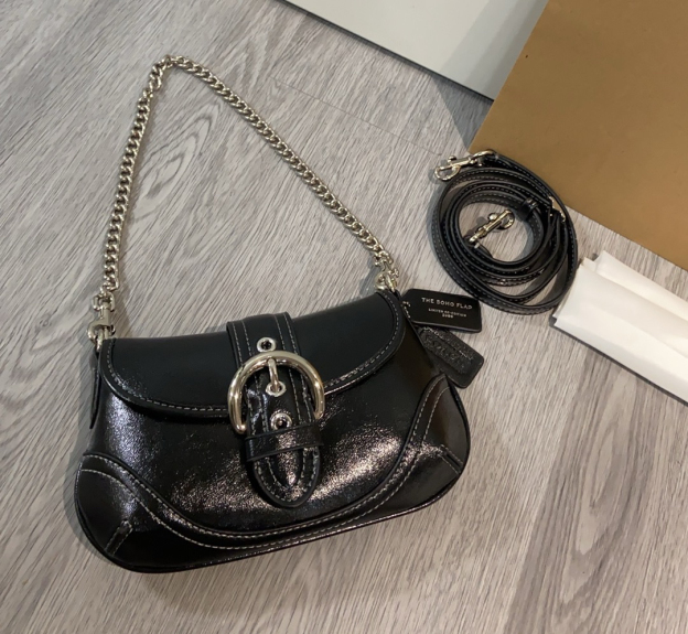 コーチ「Coach」Nolita ラミネートレザー バゲットバッグ