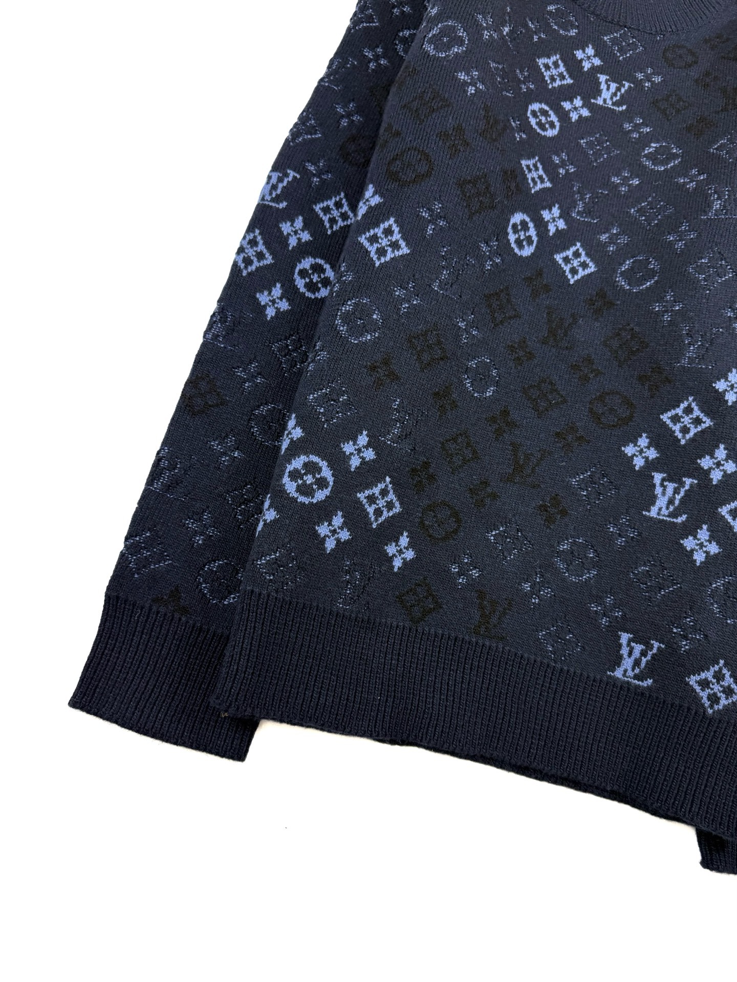 ルイ・ヴィトン「Louis Vuitton」ルイ・ヴィトン モノグラム サープラス ジャカード プルオーバー / メンズ ニットセーター