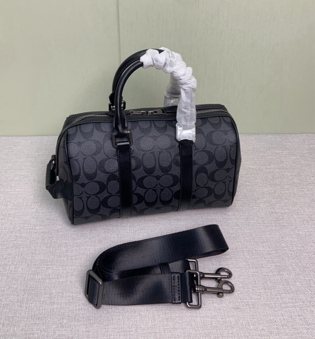 コーチ「Coach」Venturer ピローショルダーバッグ