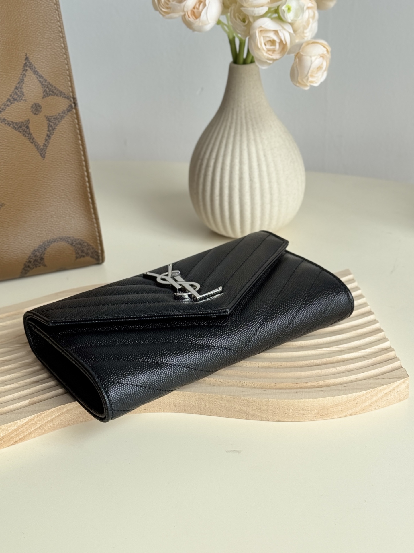 サンローラン「Saint Laurent」カサンドラ ラージウォレット（ラムスキン）