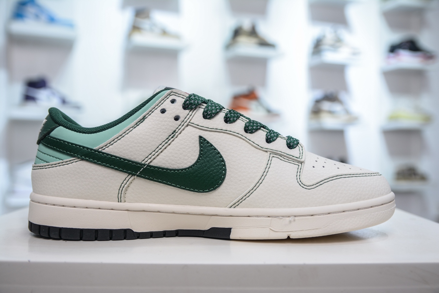 「コラボモデル」Supreme x Nike SB Dunk Low スニーカー