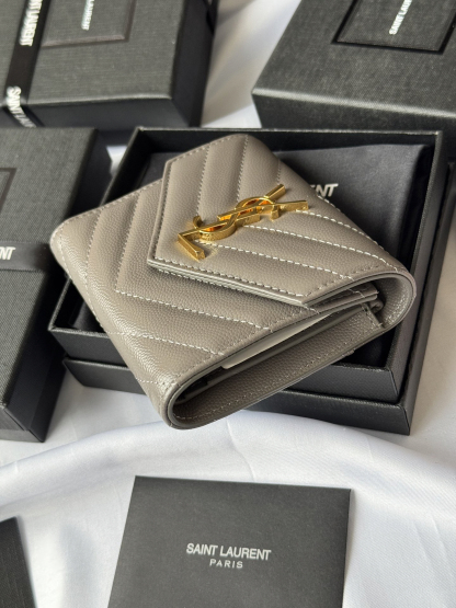 サンローラン「Saint Laurent」CASSANDRE MATELASSÉ 三つ折り財布