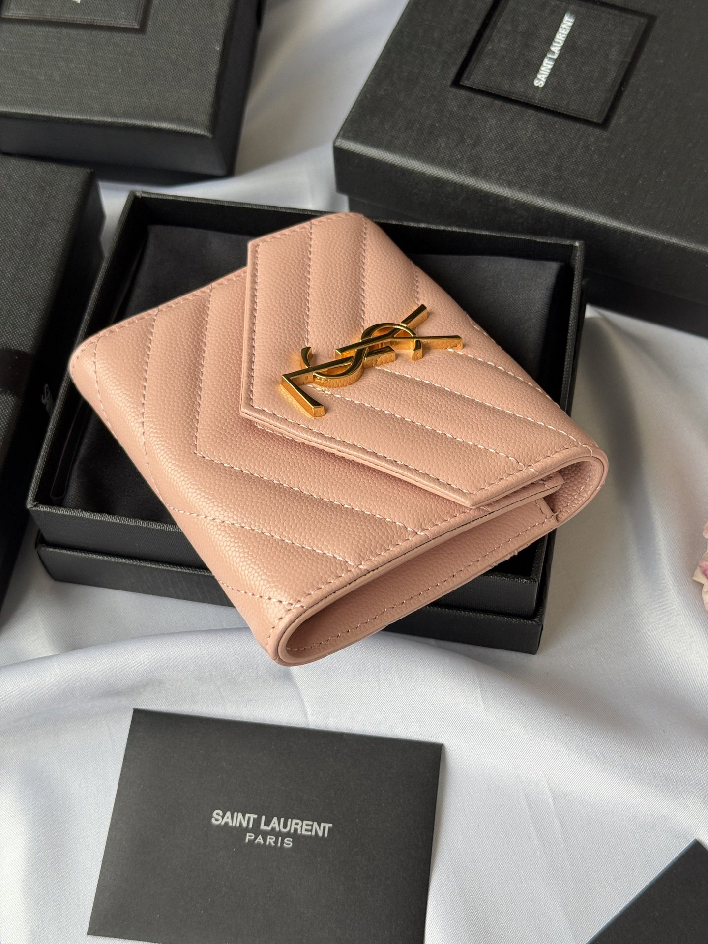 サンローラン「Saint Laurent」CASSANDRE MATELASSÉ 三つ折り財布