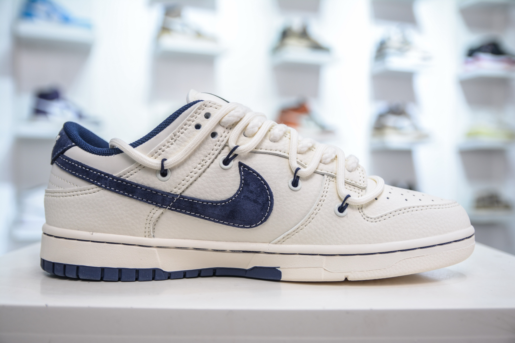 「コラボモデル」Supreme x Nike SB Dunk Low スニーカー