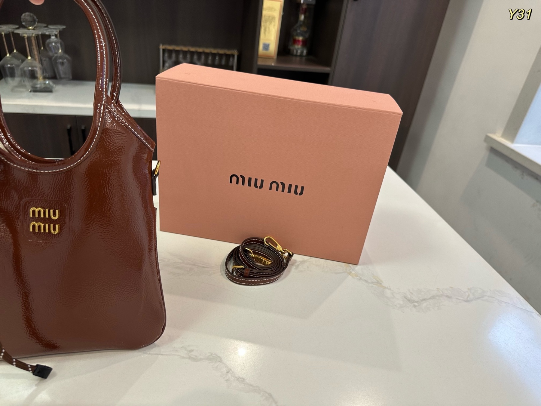 ミュウミュウ「Miu Miu」ラミー アイビートートバッグ コンパクトスリムシルエット