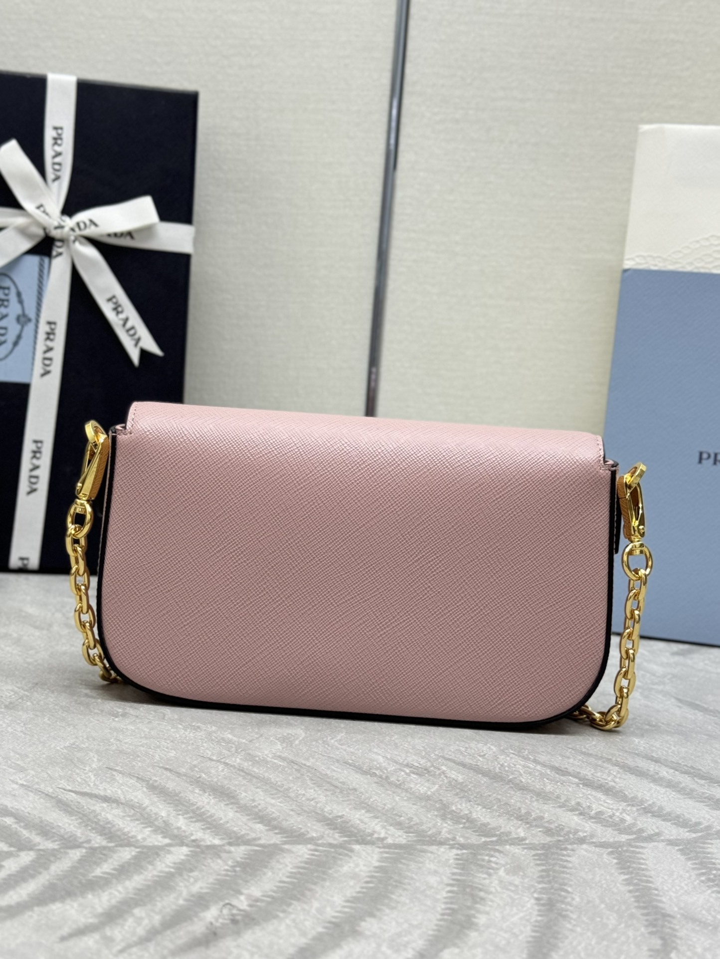プラダ「Prada」 キャビンクルー ミニバッグ レザー ハンドバッグ