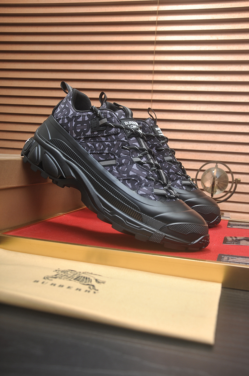 バーバリー「Burberry」 HouseCheck ハウスチェック レザーアーサー ローカットスニーカー