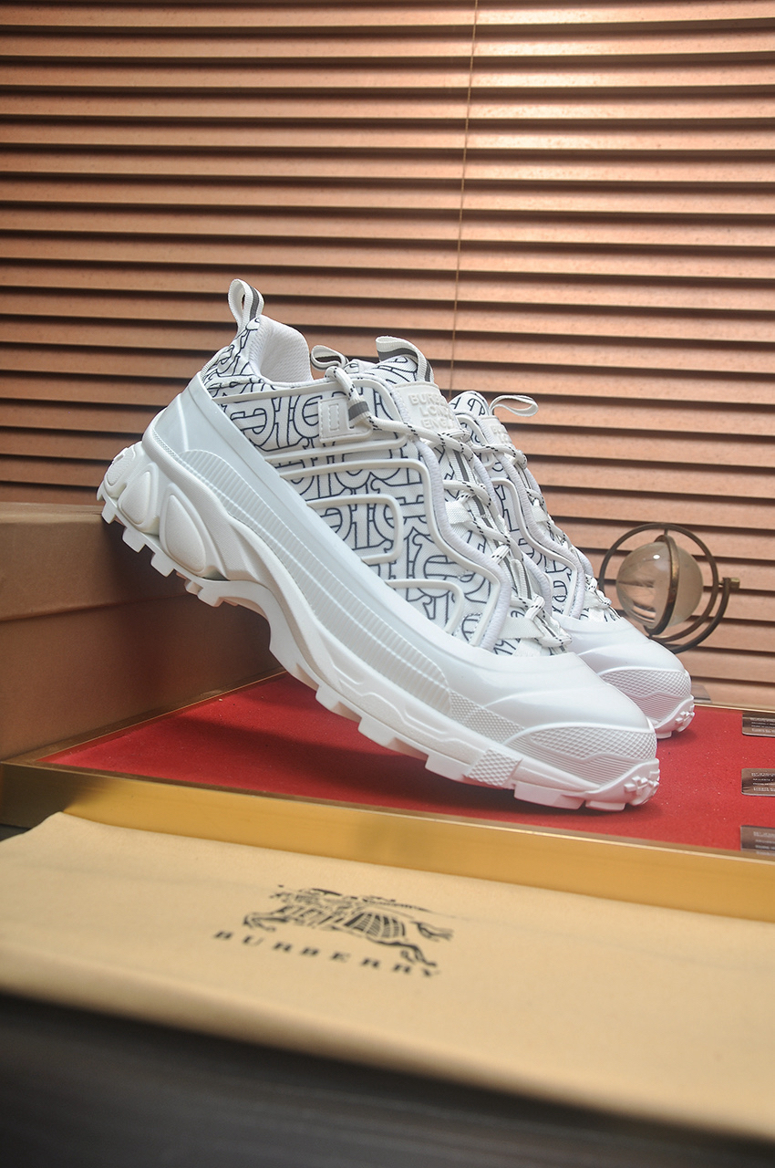 バーバリー「Burberry」バーバリークラシックグレンチェック レザーコートチェック クラシックローファイ スニーカー