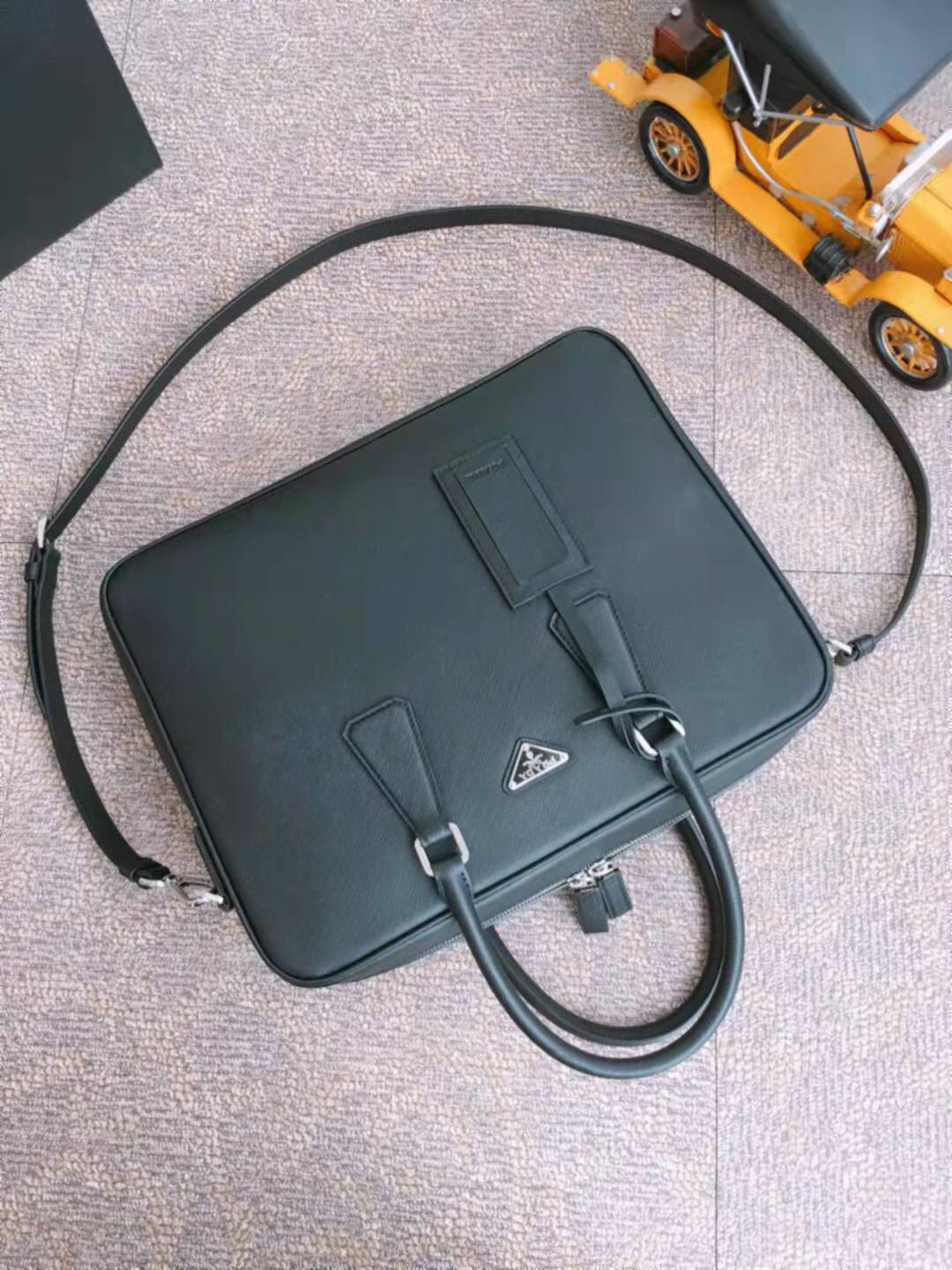プラダ「Prada」メンズビジネスバッグ 2VE011 レザーバッグ
