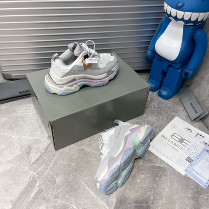 バレンシアガ「Balenciaga」Triple S スニーカー