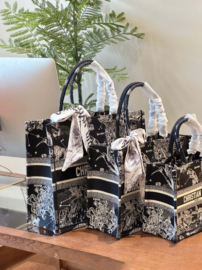 ディオール Dior Book Tote バッグ スモール、ミディアム、ラージの3つのサイズ