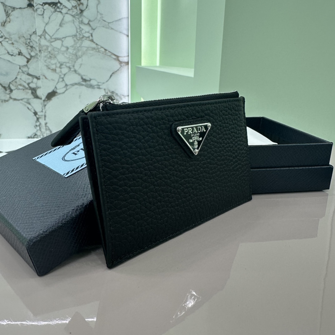 プラダ「Prada」レザーカードケース