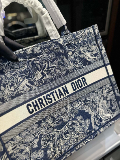 ディオール Dior Book Tote バッグ スモール、ミディアム、ラージの3つのサイズ