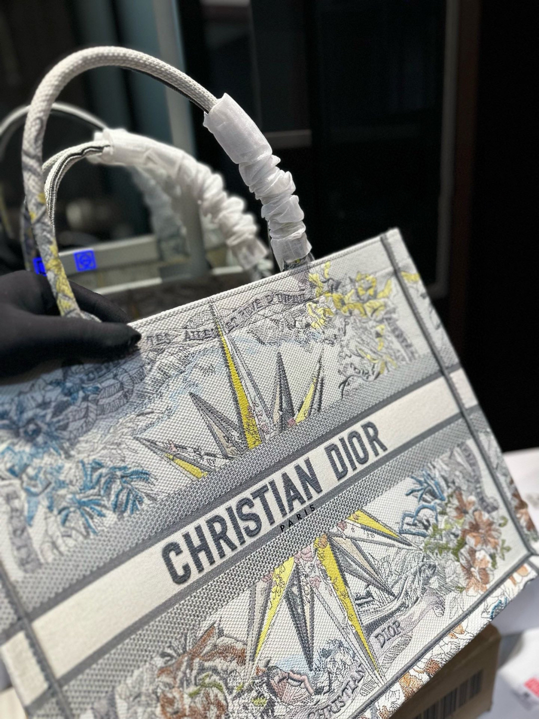 ディオール Dior Book Tote バッグ スモール、ミディアム、ラージの3つのサイズ