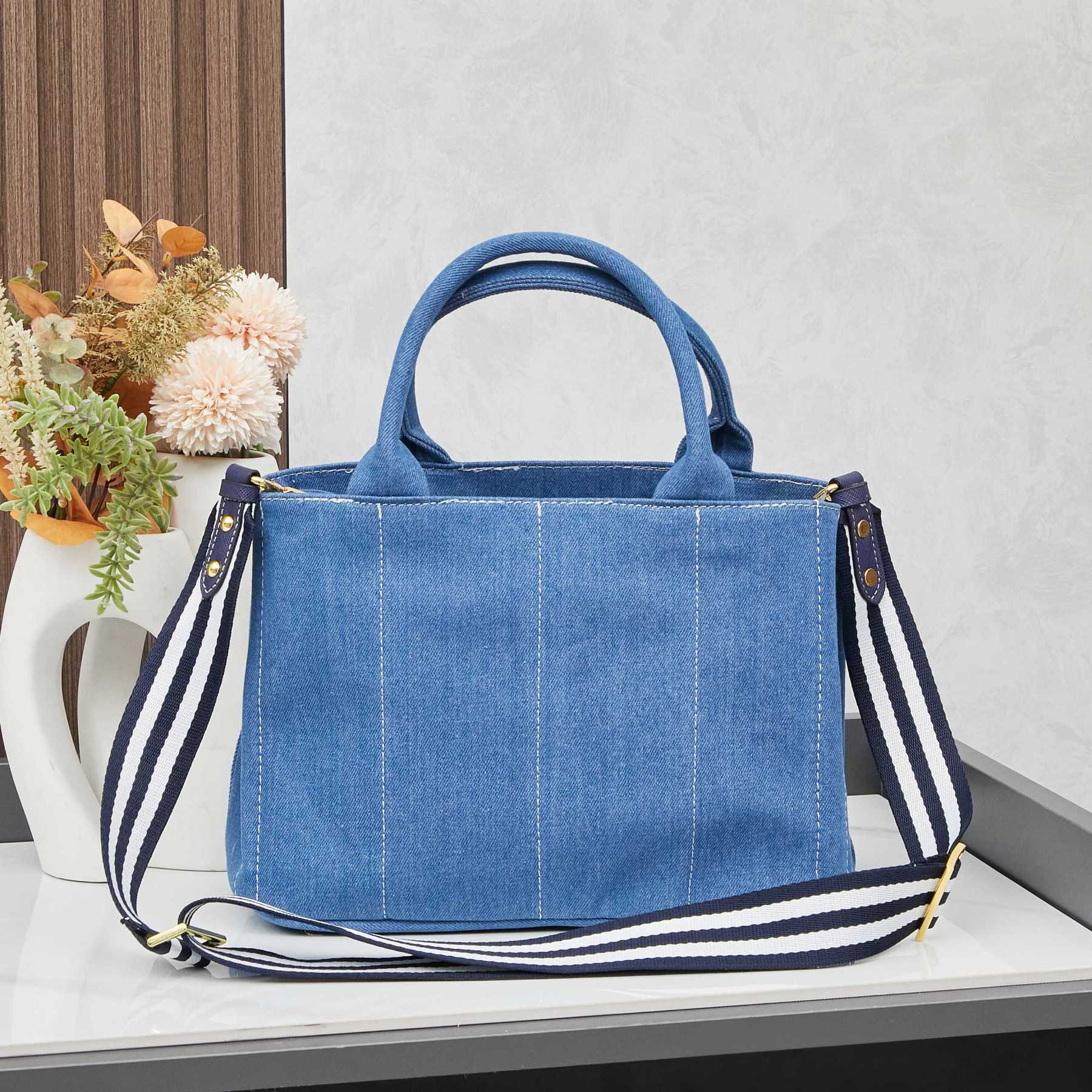 プラダ「Prada」ビーチトートバッグ