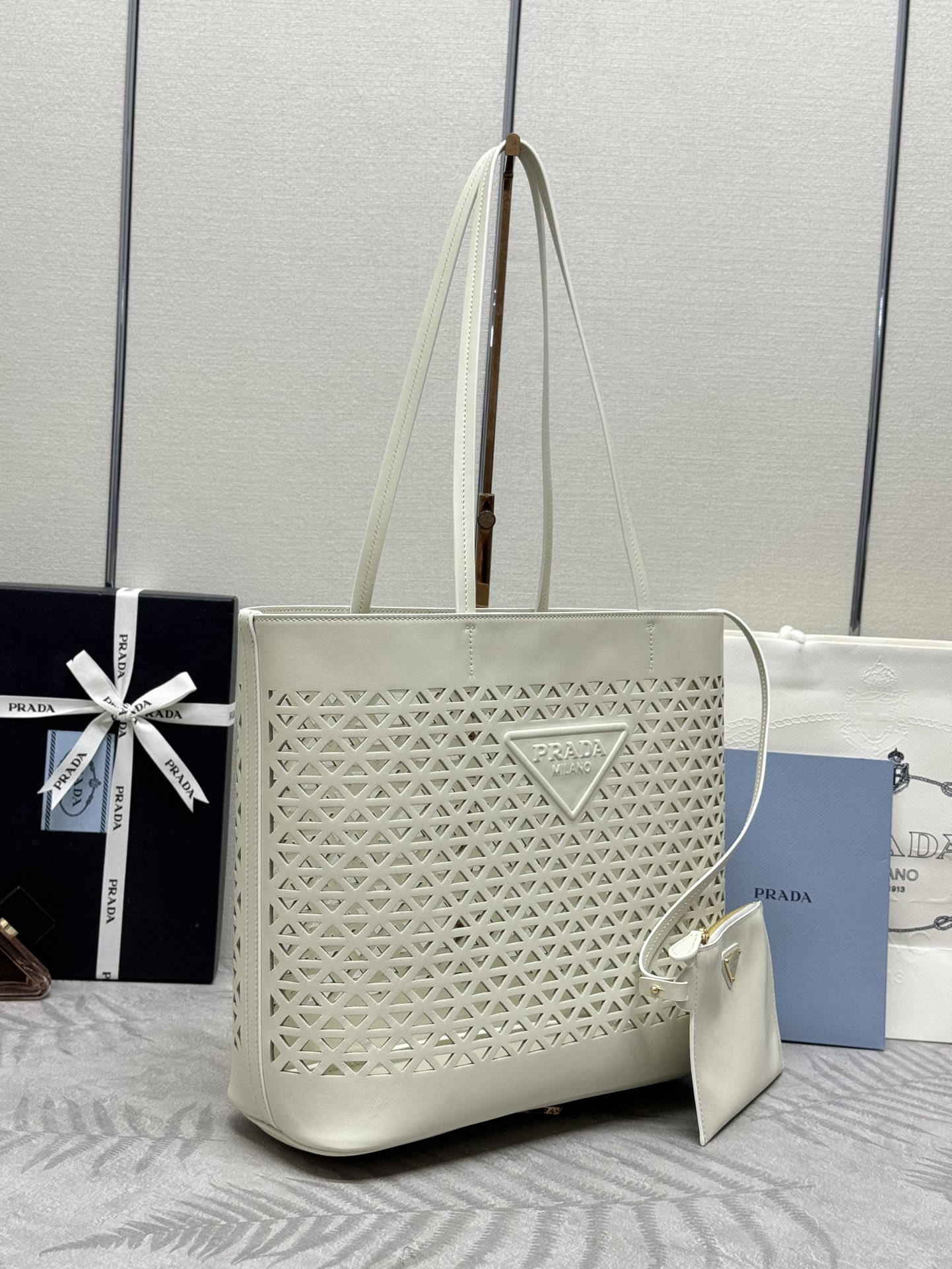 プラダ「Prada」ジオメトリックパンチトートバッグ