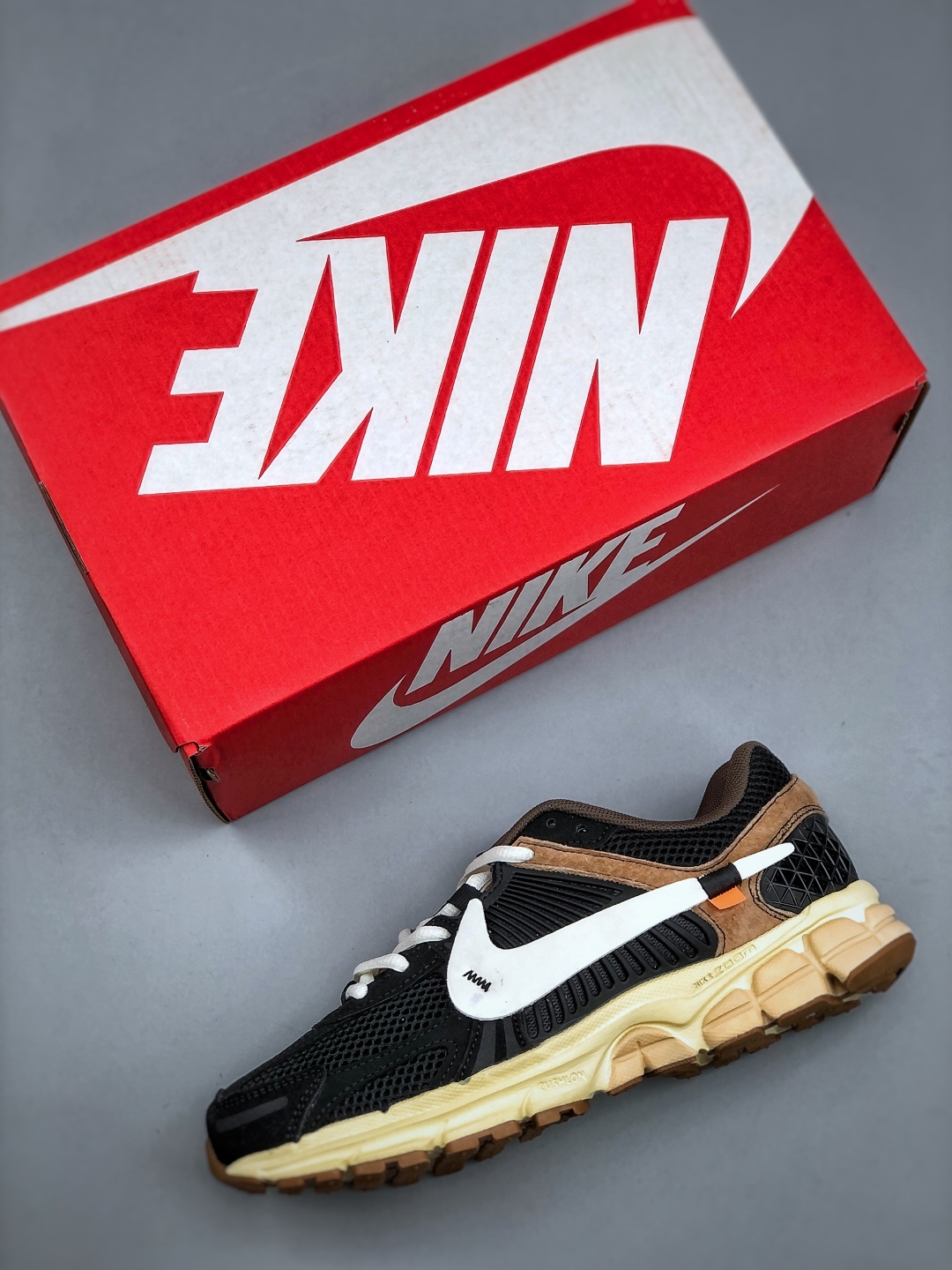 ナイキ「Nike」Zoom Vomero 5 SP メンズランニングシューズ