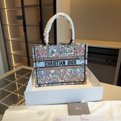 ディオール Dior Book Tote バッグ スモール、ミディアム、ラージの3つのサイズ