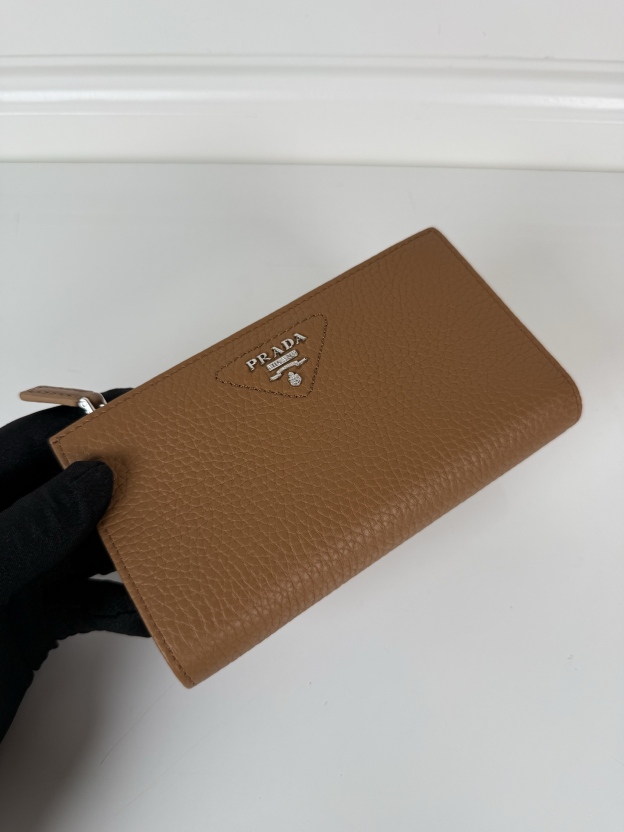 プラダ「Prada」 ロゴプリント スナップウォレット