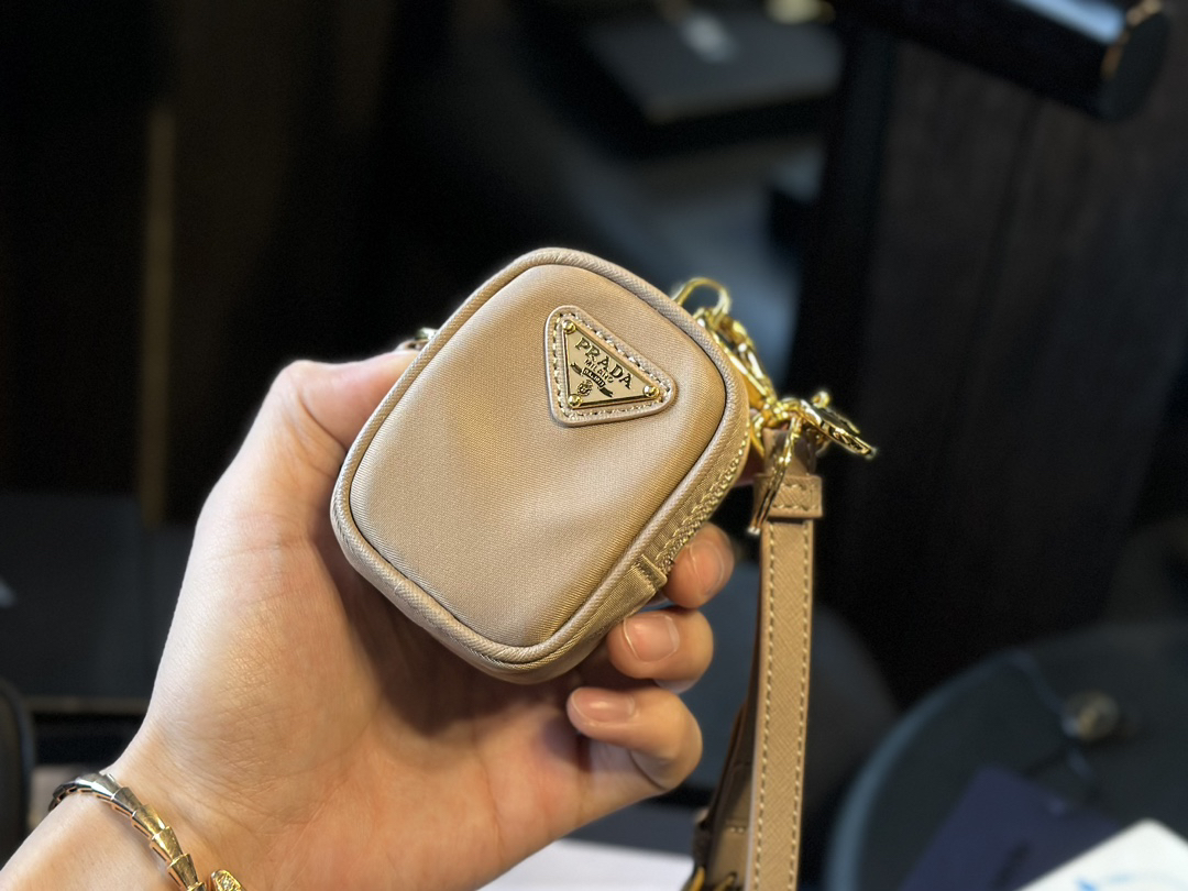 プラダ「Prada」トライアングルロゴ ミニコインケース