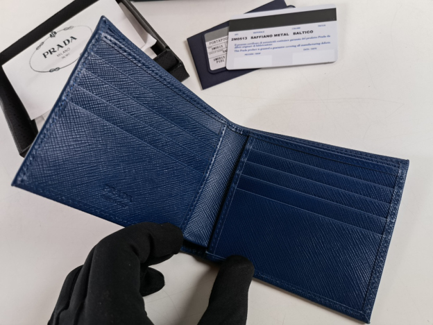 プラダ「Prada」メンズ ショートウォレット
