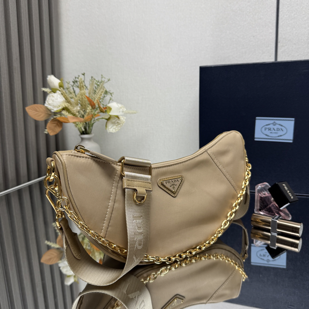 プラダ「Prada」リナイロン ムーンショルダーバッグ