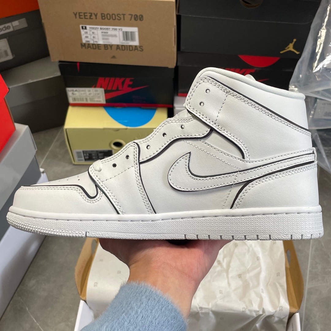 ナイキ「Nike」Wmns Air Jordan 1 Mid SE 'IRIDESCENT TRIM'