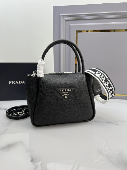 プラダ「Prada」デュアルストラップ バッグ