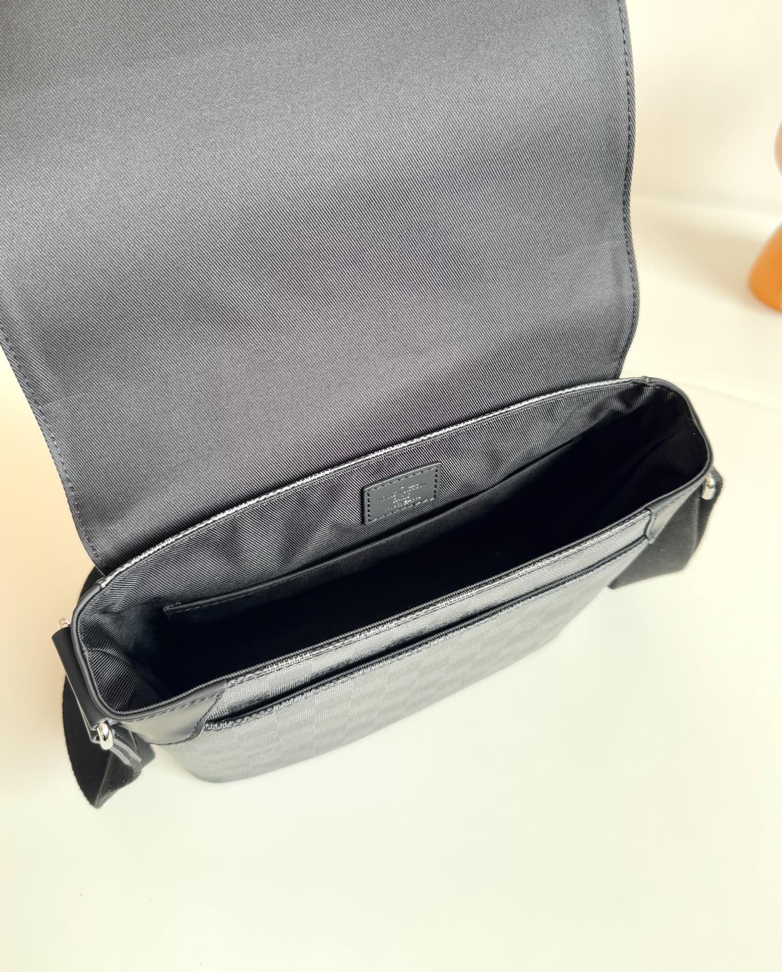 ルイ・ヴィトン「Louis Vuitton」ディストリクト メッセンジャーバッグ