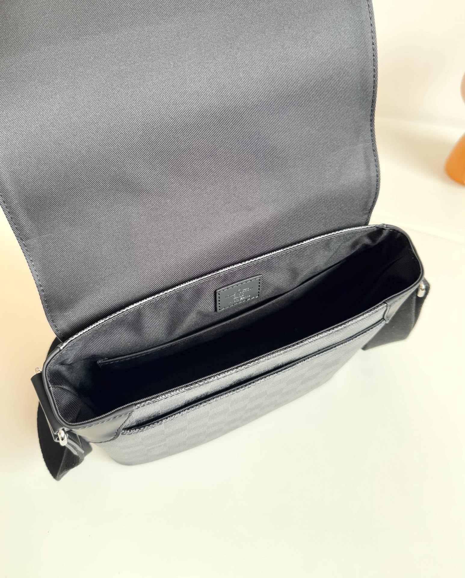 ルイ・ヴィトン「Louis Vuitton」ディストリクト メッセンジャーバッグ