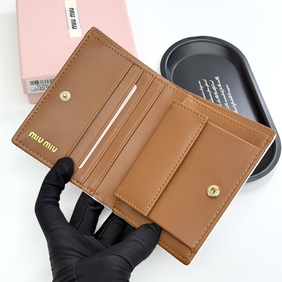 ミュウミュウ「Miu Miu」ミュウミュウ マテラッセ ラムスキン マルチウォレット F12 / コンパクトウォレット