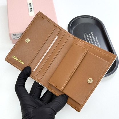 ミュウミュウ「Miu Miu」ミュウミュウ マテラッセ ラムスキン マルチウォレット F12 / コンパクトウォレット