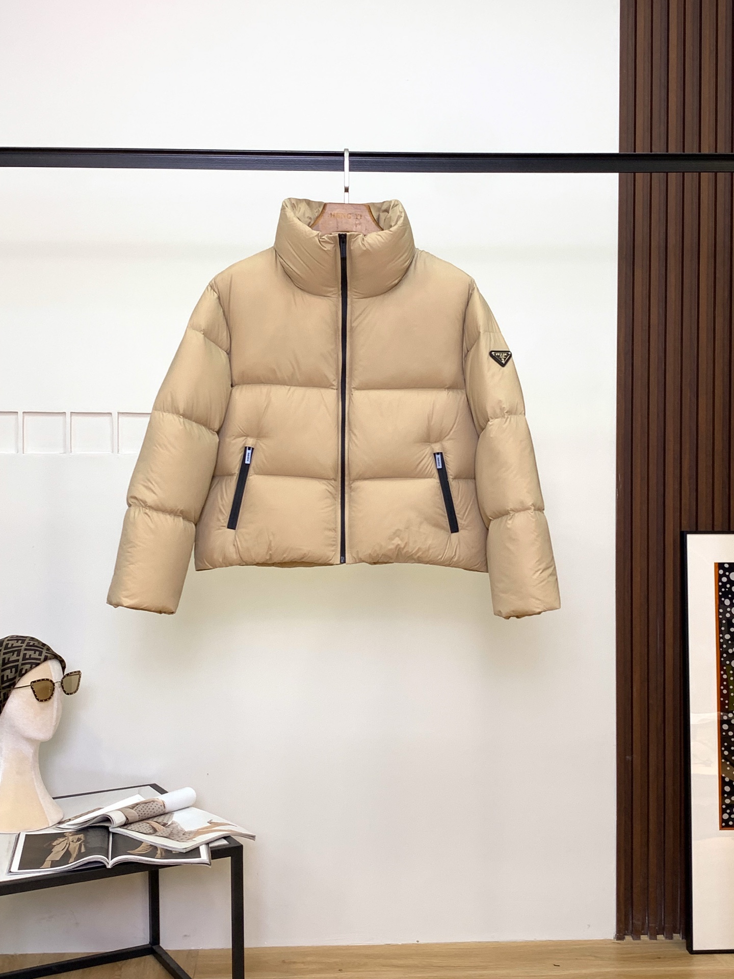 プラダ「Prada」秋冬ダウンジャケット スタンドカラー