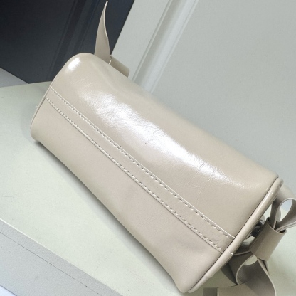 ミュウミュウ「Miu Miu」ミュウミュウ シャイニーレザーポーチ 5NE029 / ハンドバッグ