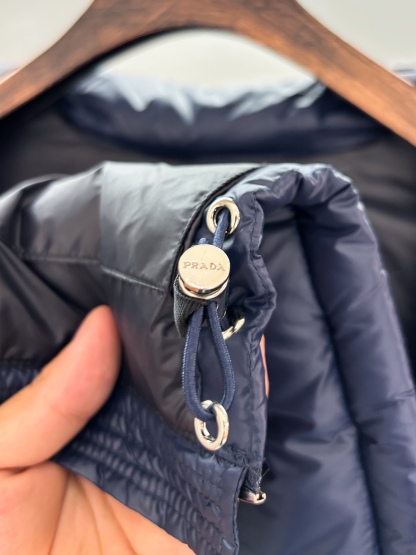 プラダ「Prada」秋冬フード付きダウンジャケット