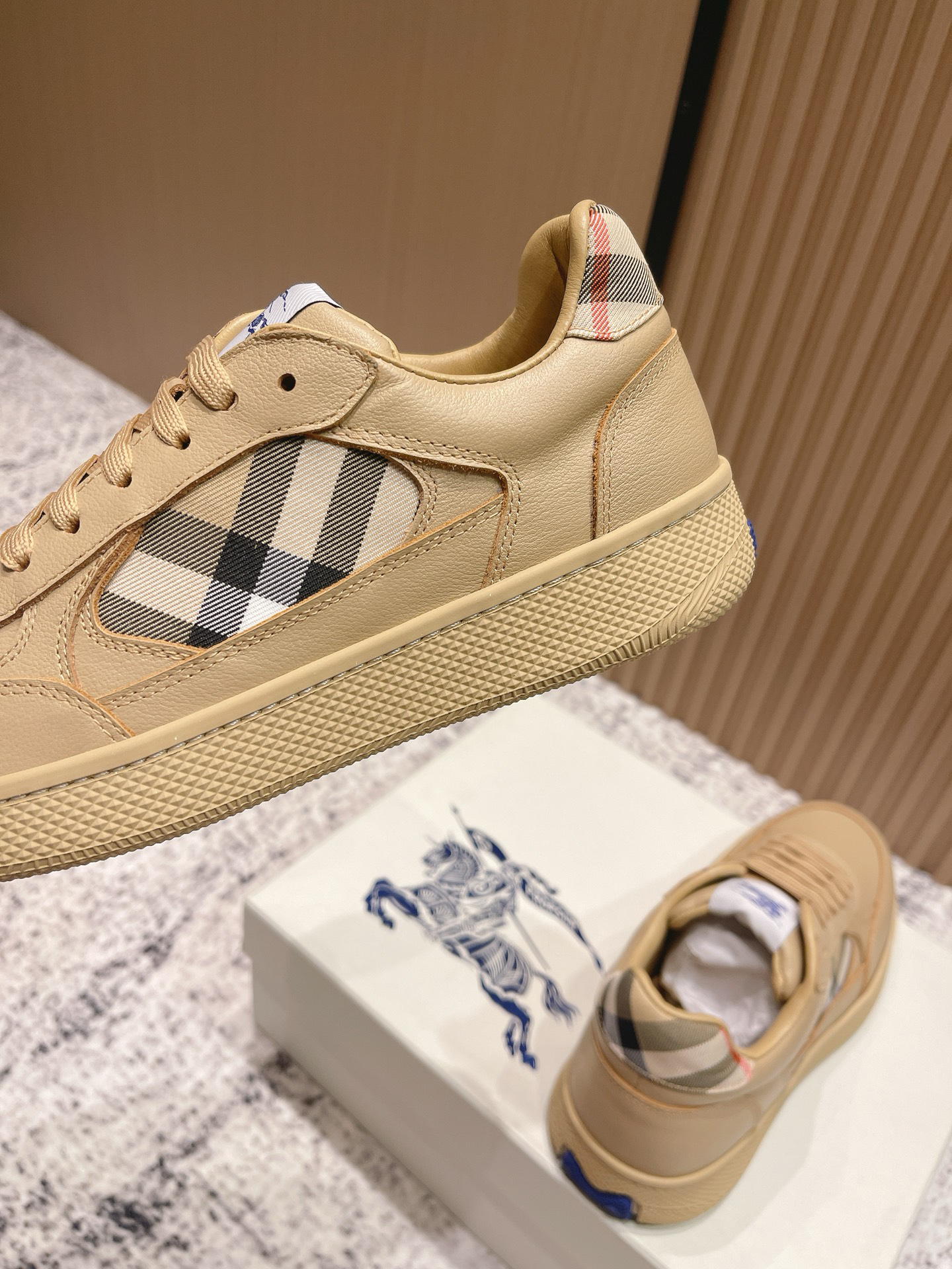バーバリー「Burberry」バーバリー ボックス スニーカー / プレミアムレザースニーカー