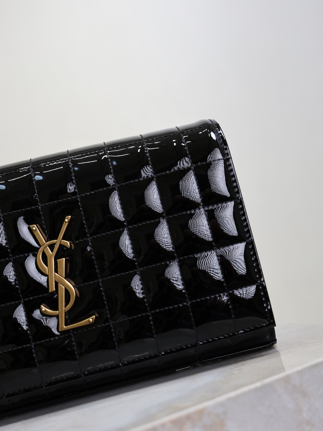 2026サンローラン「Saint Laurent CASSANDRE レザーチェーンウォレット グランド
