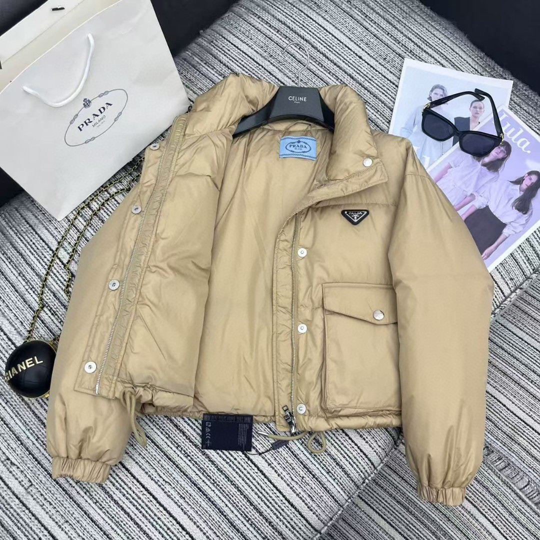 プラダ「Prada」冬の新作 スタンドカラー付きコットンジャケット