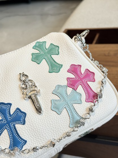クロムハーツ「Chrome Hearts」十字架のショルダーバッグ
