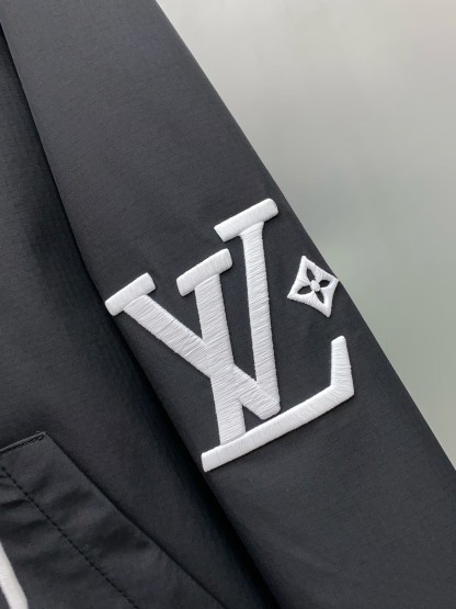 ルイ・ヴィトン「Louis Vuitton」2025SS 新作 刺繍ロゴ フード付きアウトドアジャケット